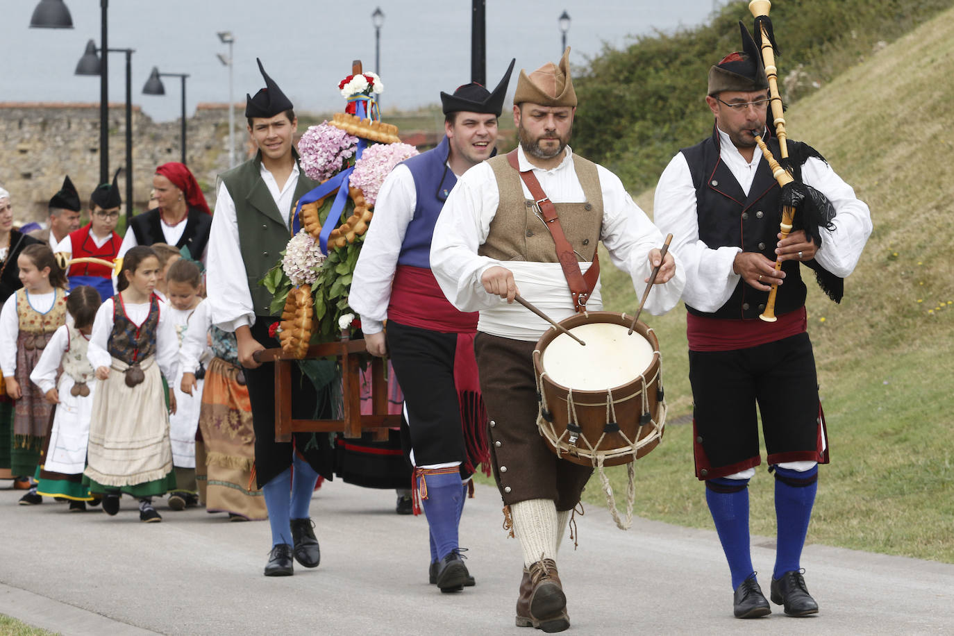 En el mediodía de este domingo tuvo lugar el Día de Asturias en Gijón, con el tradicional desfile desde la plaza Mayor hasta el Cerro, la puya del ramu y la danza prima. También hubo espacio para los juegos tradicionales y la comida en el prau. 