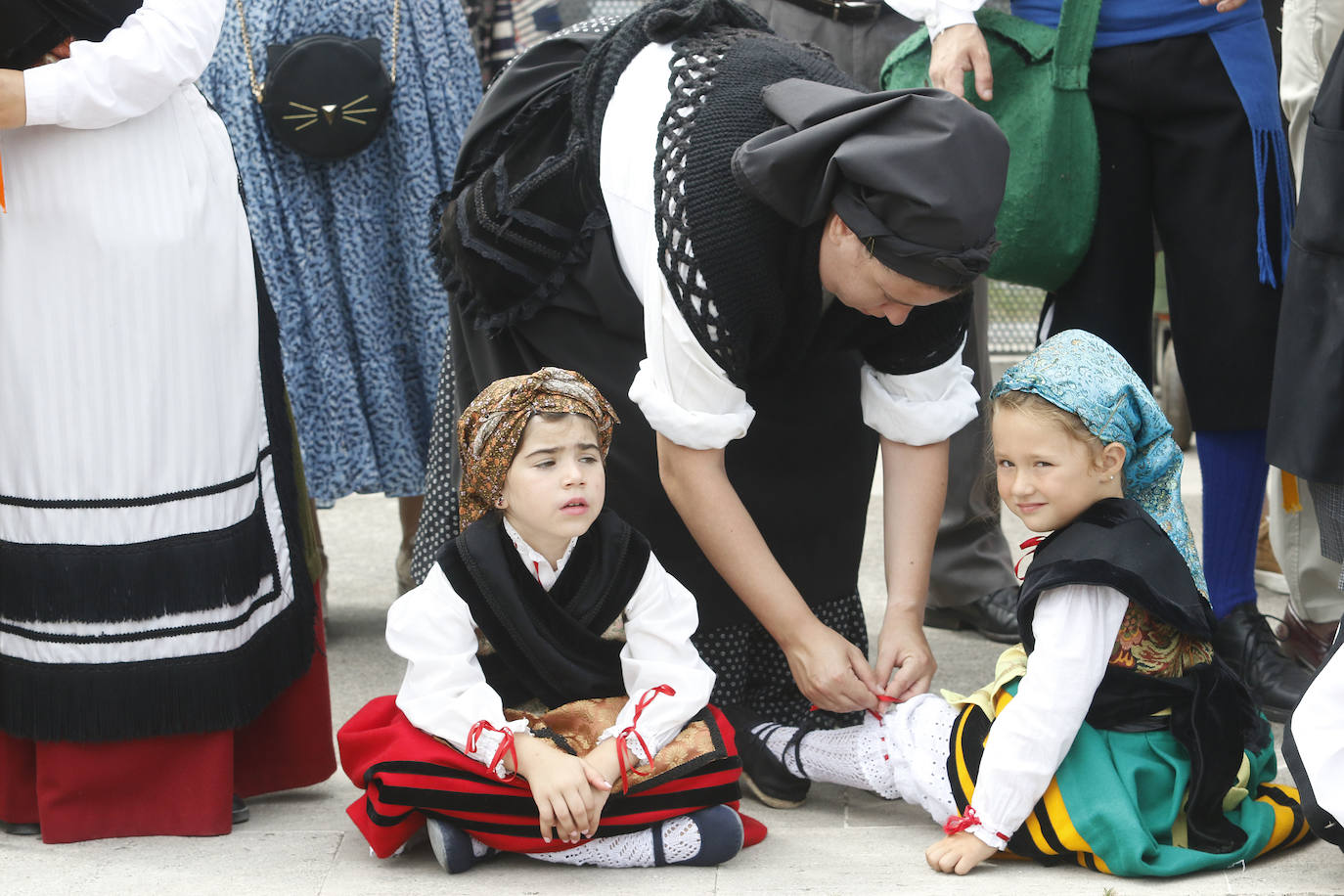 En el mediodía de este domingo tuvo lugar el Día de Asturias en Gijón, con el tradicional desfile desde la plaza Mayor hasta el Cerro, la puya del ramu y la danza prima. También hubo espacio para los juegos tradicionales y la comida en el prau. 