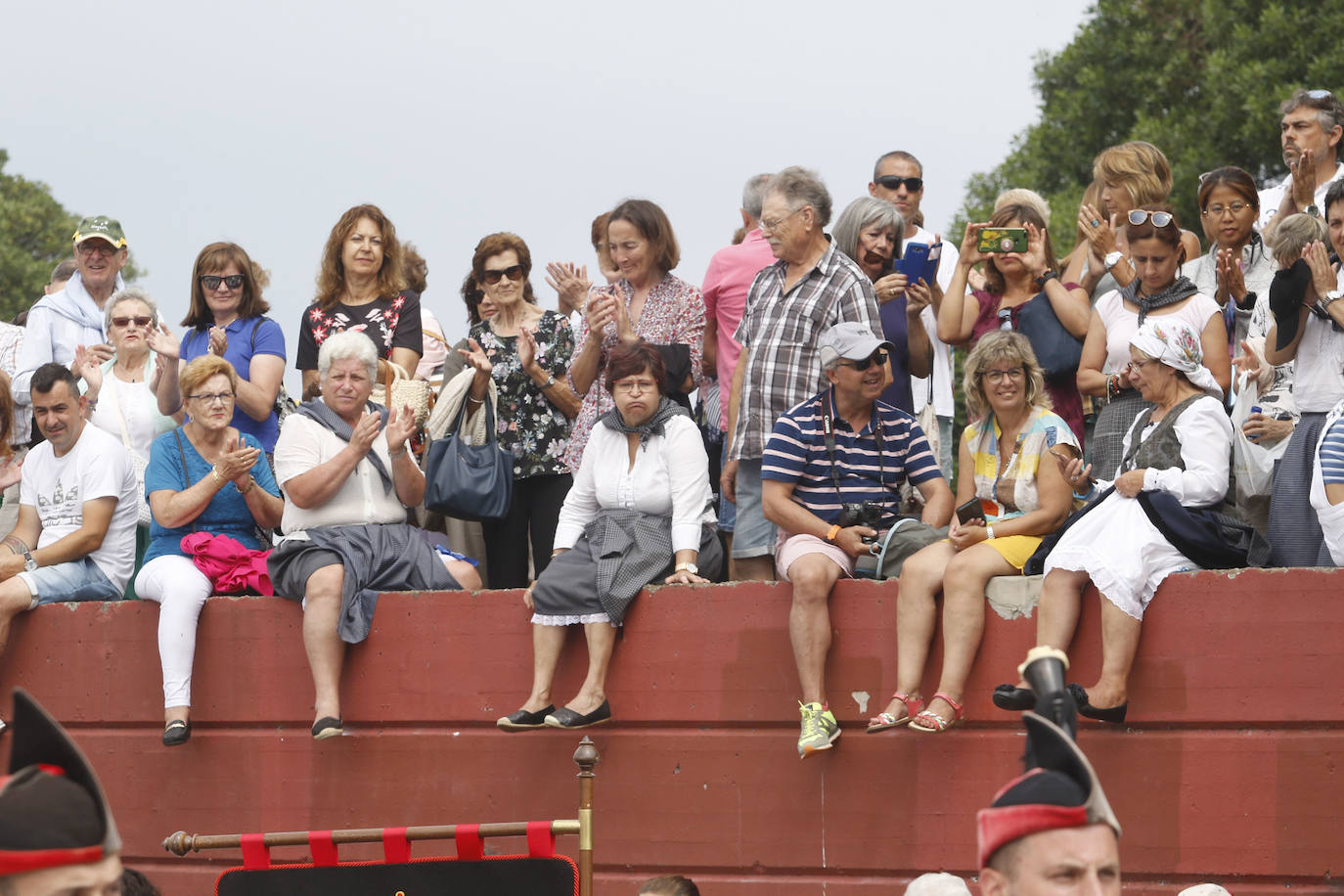 En el mediodía de este domingo tuvo lugar el Día de Asturias en Gijón, con el tradicional desfile desde la plaza Mayor hasta el Cerro, la puya del ramu y la danza prima. También hubo espacio para los juegos tradicionales y la comida en el prau. 