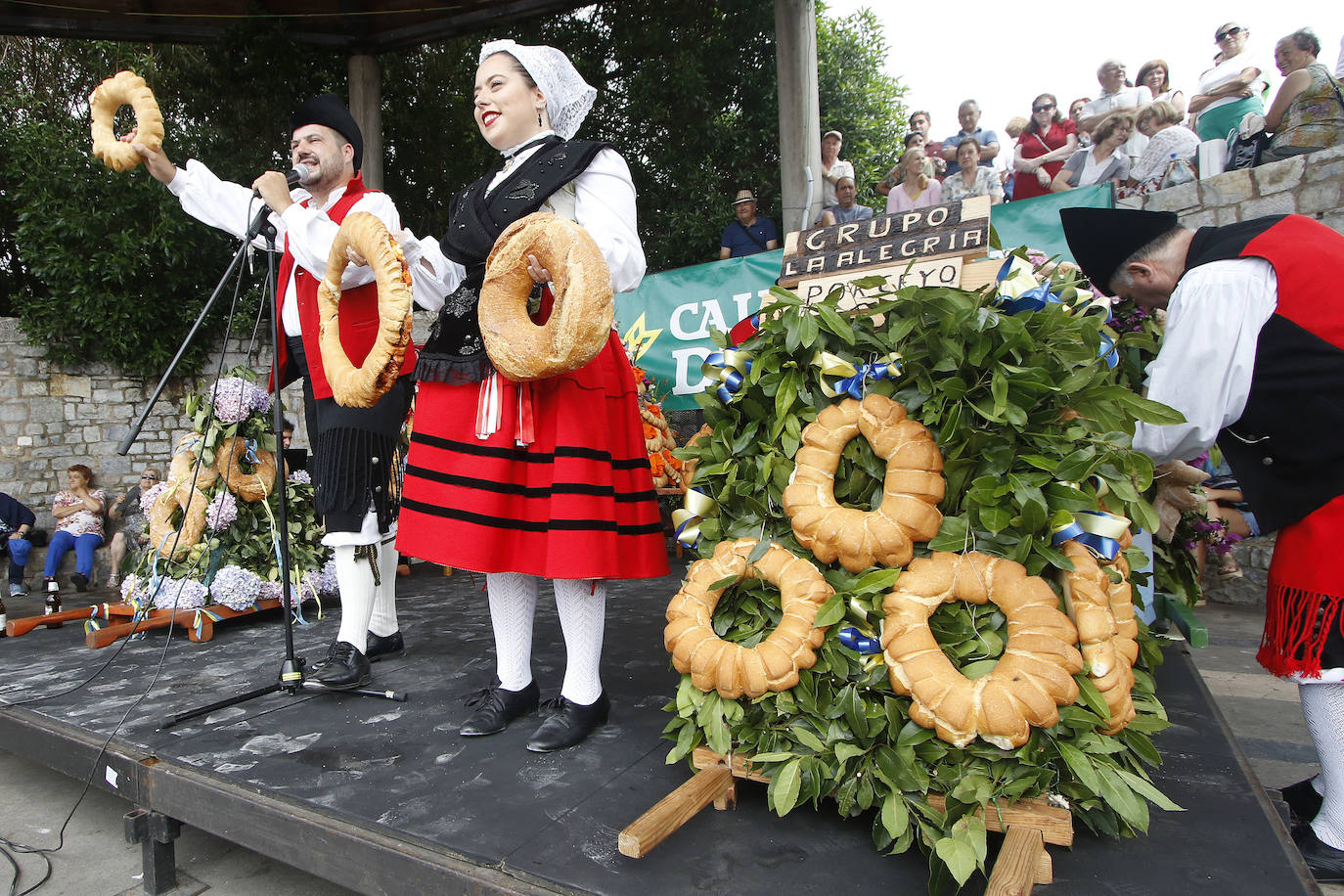 En el mediodía de este domingo tuvo lugar el Día de Asturias en Gijón, con el tradicional desfile desde la plaza Mayor hasta el Cerro, la puya del ramu y la danza prima. También hubo espacio para los juegos tradicionales y la comida en el prau. 