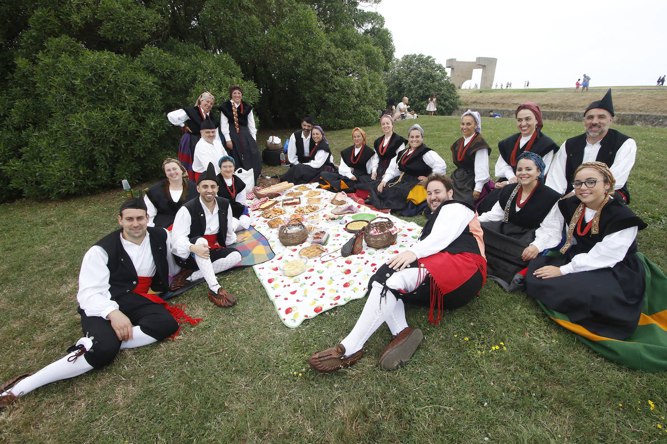 En el mediodía de este domingo tuvo lugar el Día de Asturias en Gijón, con el tradicional desfile desde la plaza Mayor hasta el Cerro, la puya del ramu y la danza prima. También hubo espacio para los juegos tradicionales y la comida en el prau. 
