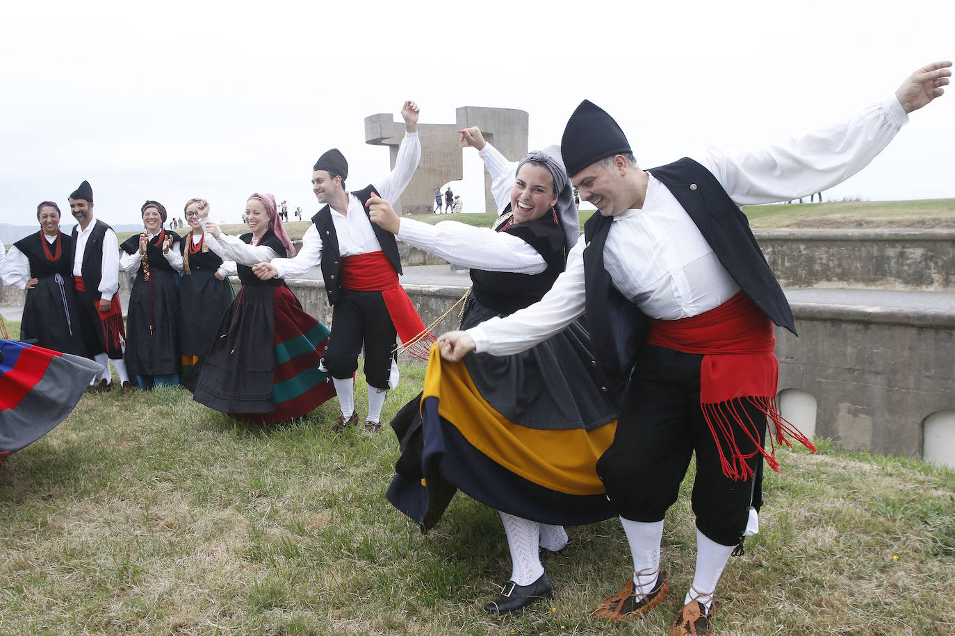 En el mediodía de este domingo tuvo lugar el Día de Asturias en Gijón, con el tradicional desfile desde la plaza Mayor hasta el Cerro, la puya del ramu y la danza prima. También hubo espacio para los juegos tradicionales y la comida en el prau. 