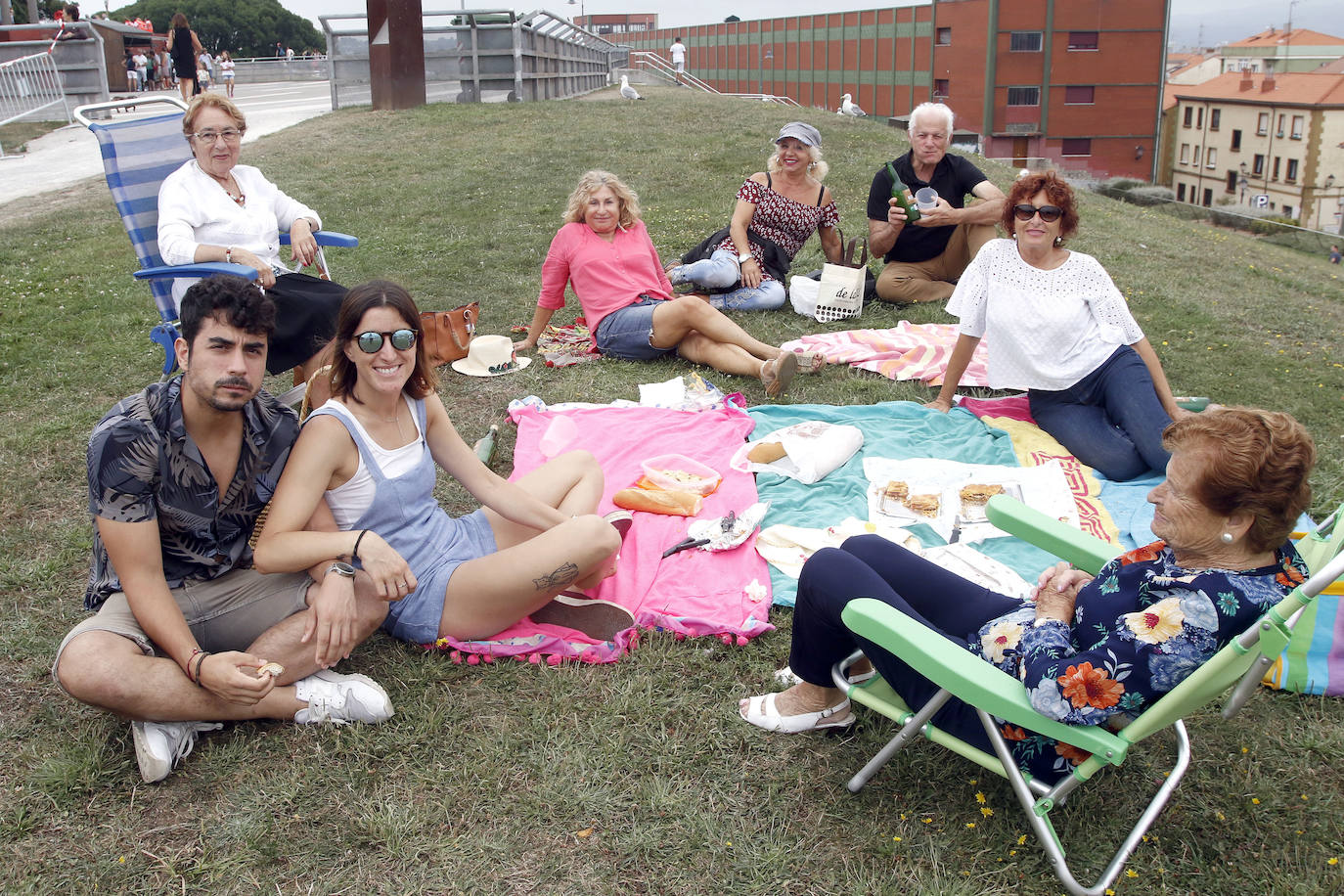 En el mediodía de este domingo tuvo lugar el Día de Asturias en Gijón, con el tradicional desfile desde la plaza Mayor hasta el Cerro, la puya del ramu y la danza prima. También hubo espacio para los juegos tradicionales y la comida en el prau. 