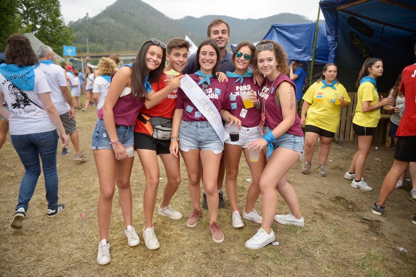 La sidra y las ganas de diversión llenan el prau Salcedo de Pravia en una de las fiestas más multitudinarias de Asturias.