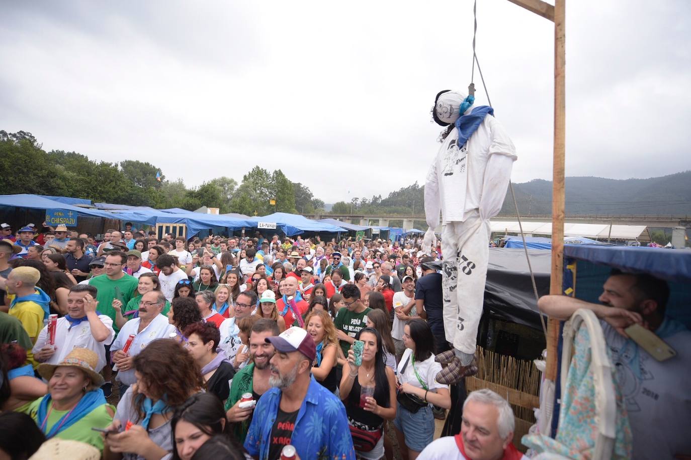 La sidra y las ganas de diversión llenan el prau Salcedo de Pravia en una de las fiestas más multitudinarias de Asturias.