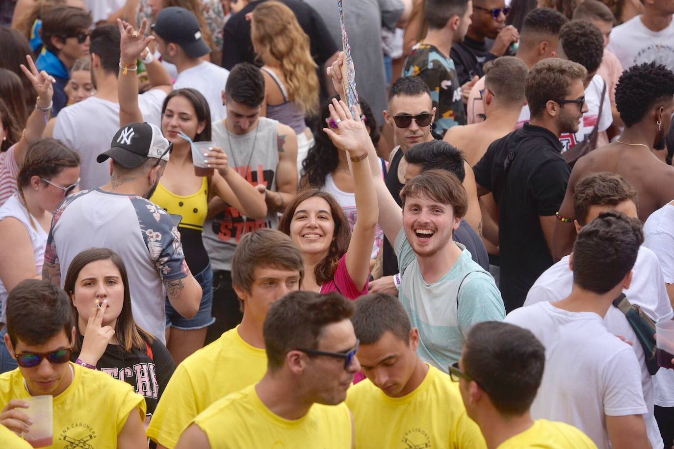 La sidra y las ganas de diversión llenan el prau Salcedo de Pravia en una de las fiestas más multitudinarias de Asturias.