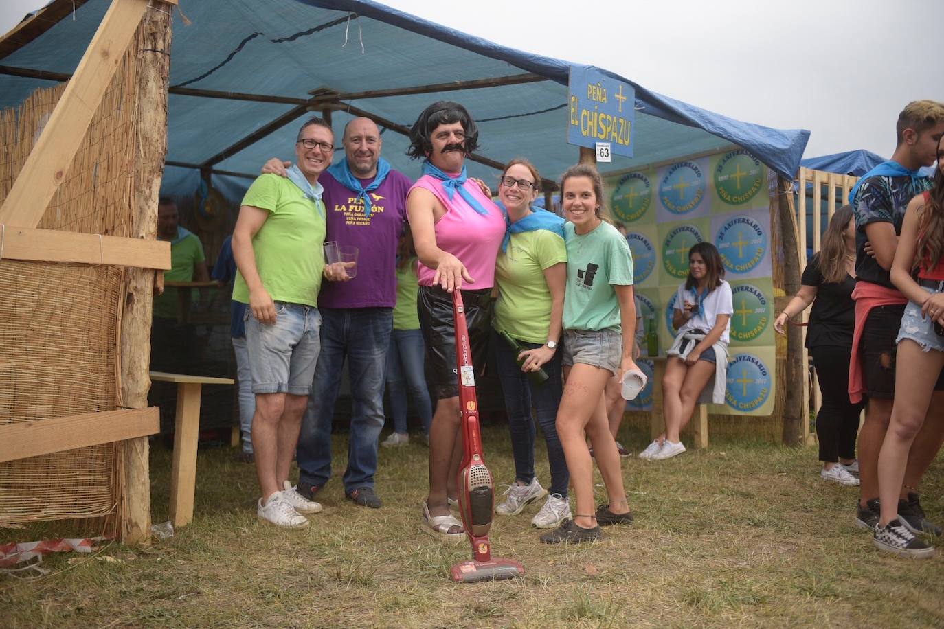 La sidra y las ganas de diversión llenan el prau Salcedo de Pravia en una de las fiestas más multitudinarias de Asturias.