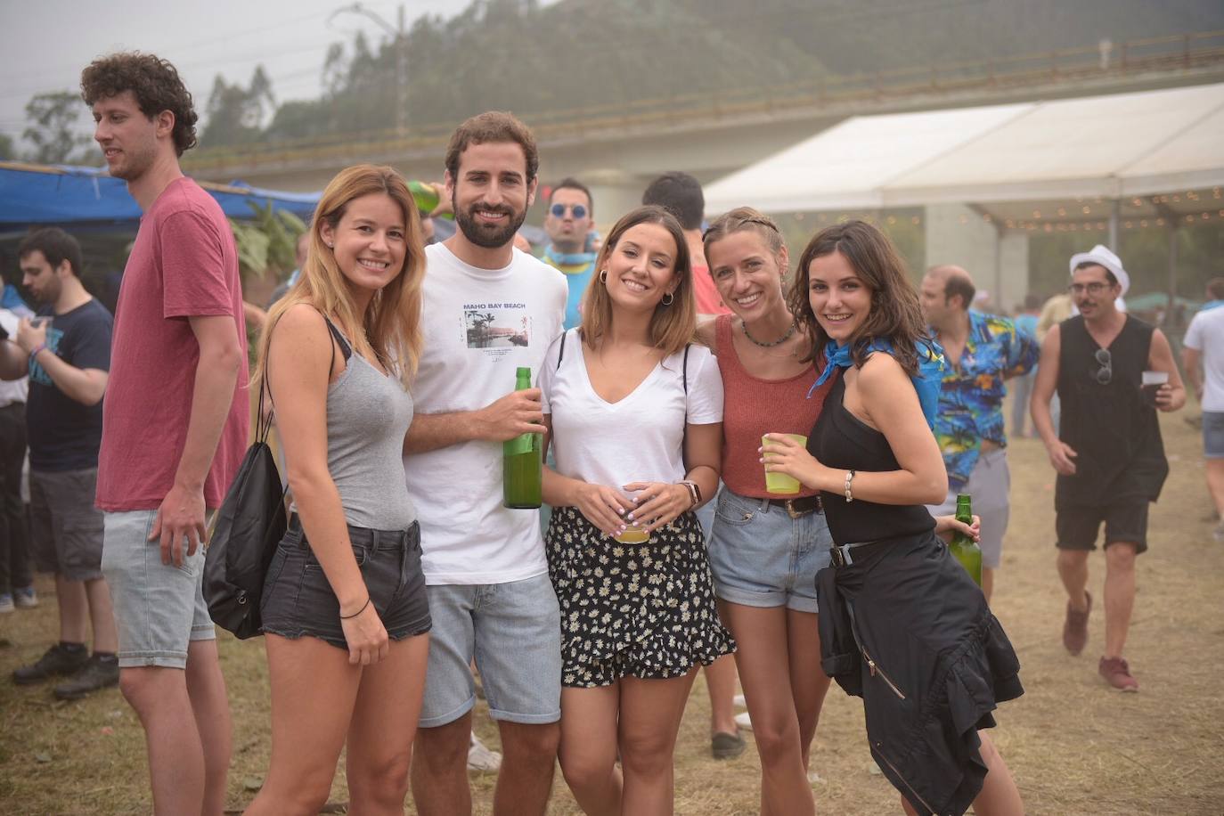 La sidra y las ganas de diversión llenan el prau Salcedo de Pravia en una de las fiestas más multitudinarias de Asturias.