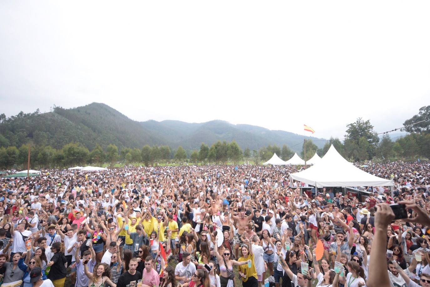 La sidra y las ganas de diversión llenan el prau Salcedo de Pravia en una de las fiestas más multitudinarias de Asturias.