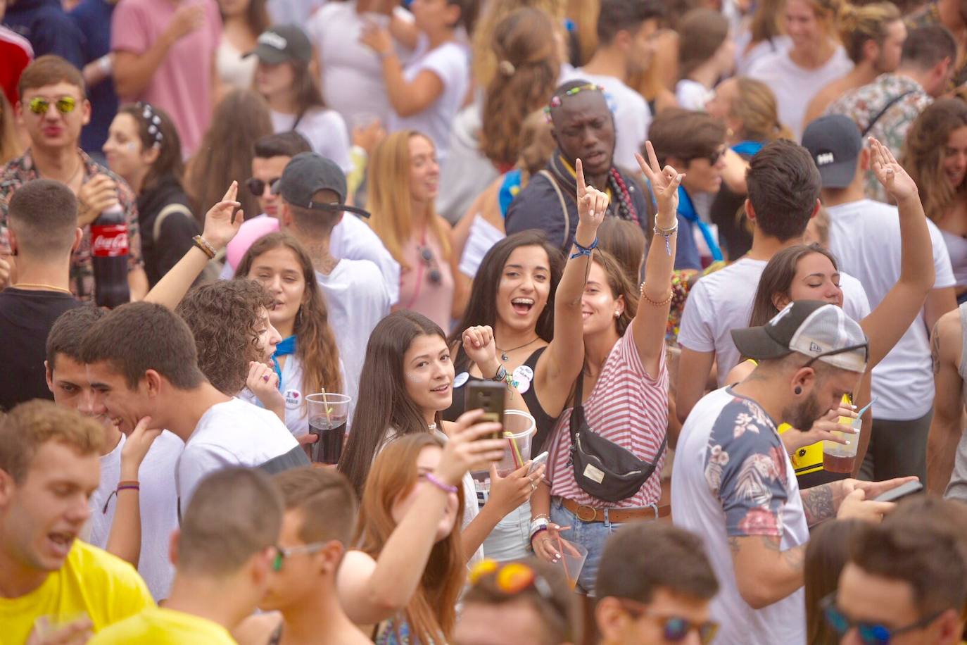 La sidra y las ganas de diversión llenan el prau Salcedo de Pravia en una de las fiestas más multitudinarias de Asturias.