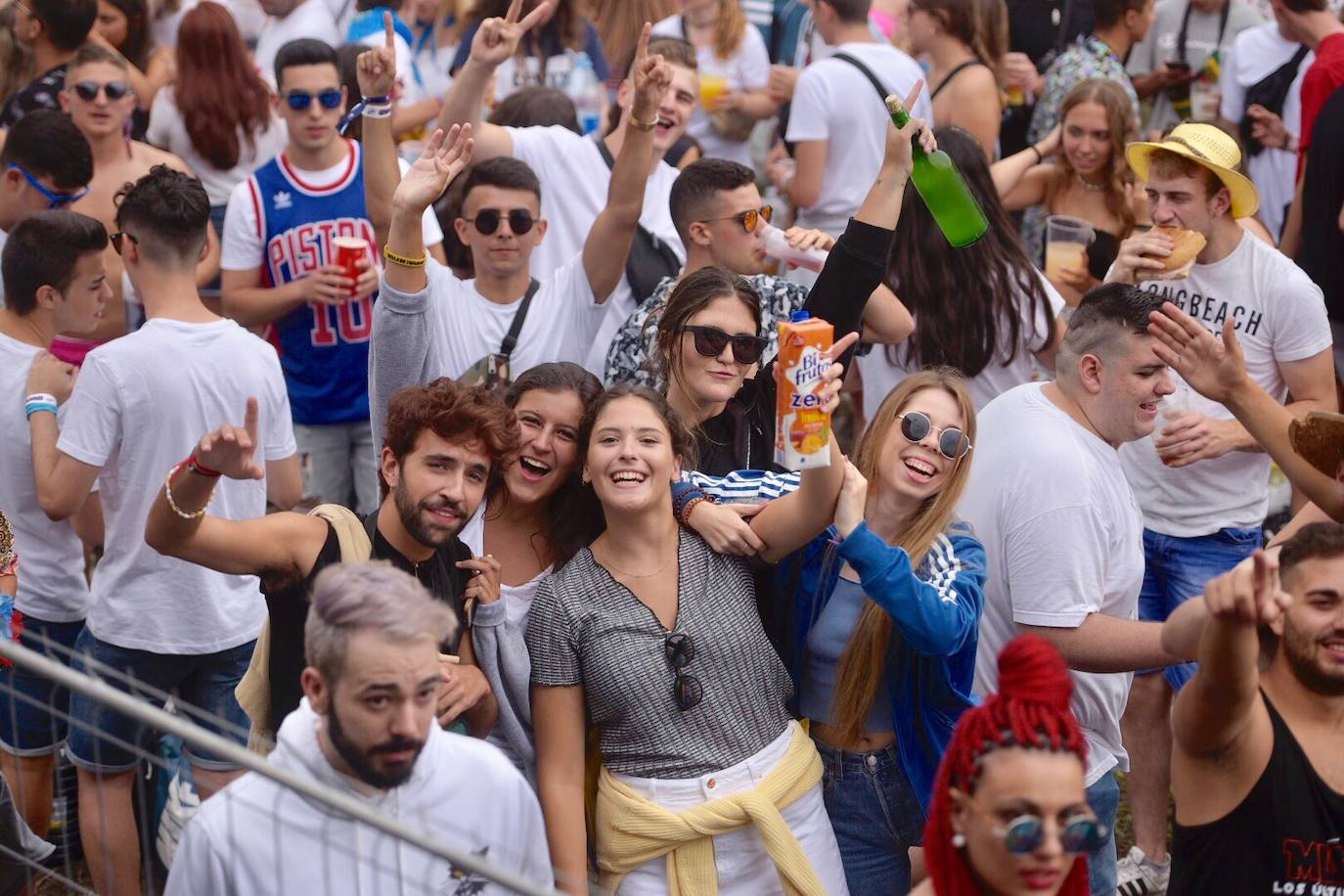 La sidra y las ganas de diversión llenan el prau Salcedo de Pravia en una de las fiestas más multitudinarias de Asturias.