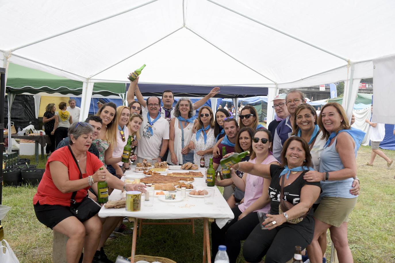 Miles de personas se congregan en el prau Salcéu para participar en la popular fiesta de Pravia