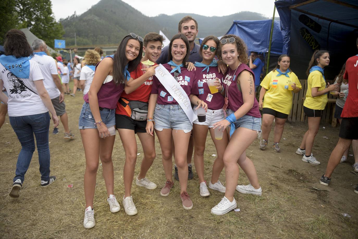 Miles de personas se congregan en el prau Salcéu para participar en la popular fiesta de Pravia