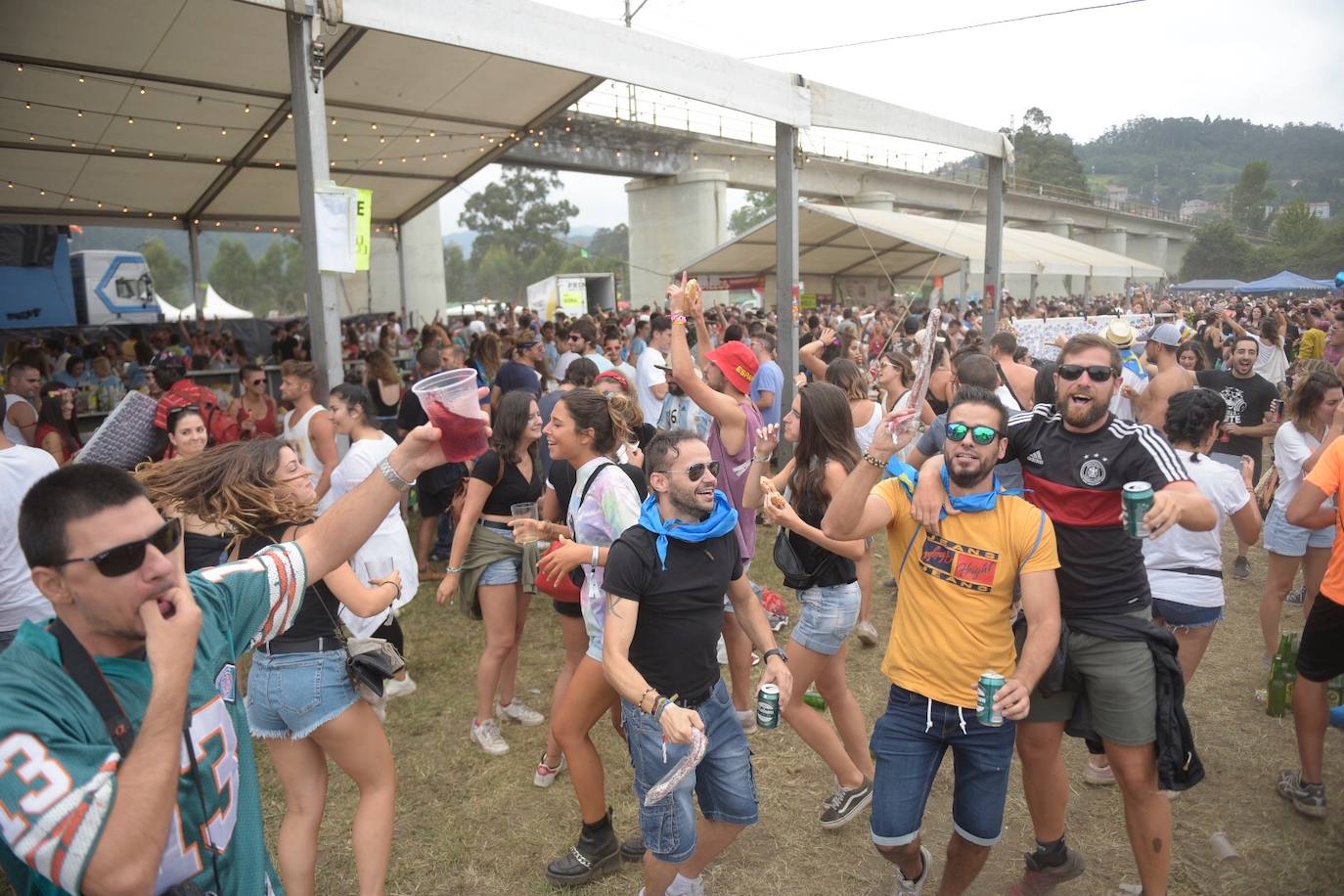 Miles de personas se congregan en el prau Salcéu para participar en la popular fiesta de Pravia