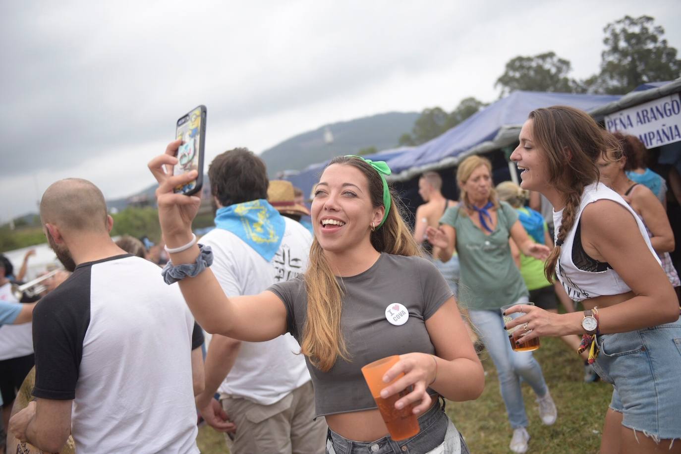 Miles de personas se congregan en el prau Salcéu para participar en la popular fiesta de Pravia