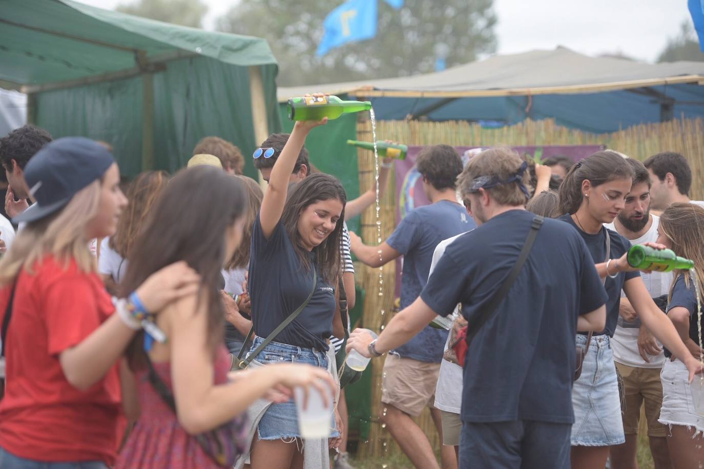 Miles de personas se congregan en el prau Salcéu para participar en la popular fiesta de Pravia