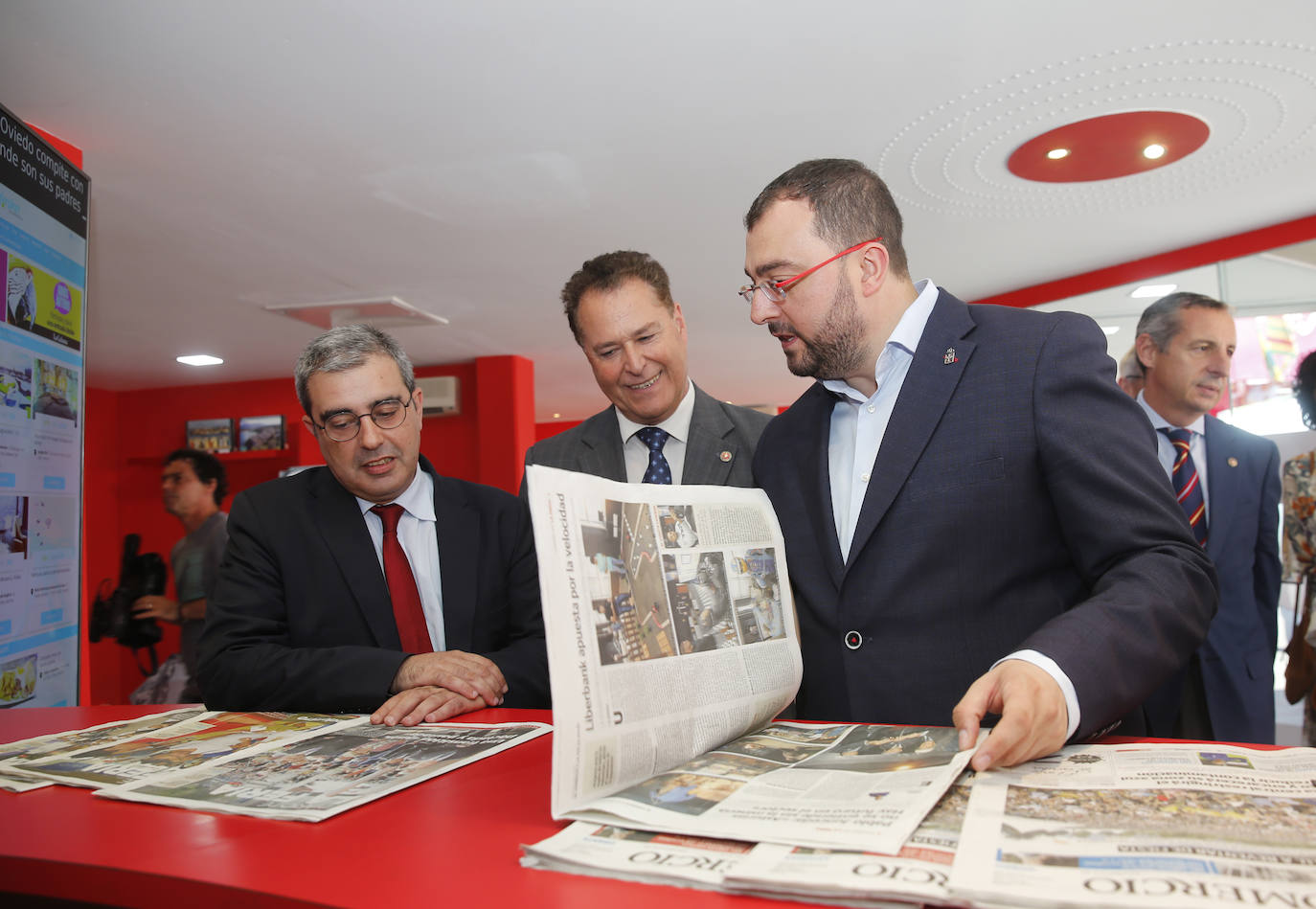 El presidente del Principado, Adrián Barbón, ha visitado la Feria Internacional de Muestras de Asturias que se desarrolla en el ferial Luis Adaro de Gijón. El jefe del Ejecutivo regional ha recorrido distintas exposiciones, entre ellas la de EL COMERCIO, y ha conversado con distintos representantes de la empresa y la sociedad asturianas.