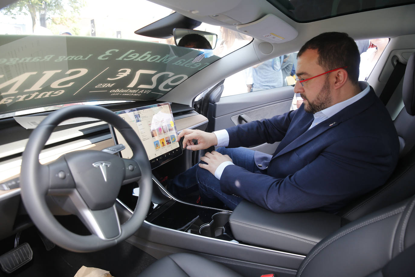 El presidente del Principado, Adrián Barbón, ha visitado la Feria Internacional de Muestras de Asturias que se desarrolla en el ferial Luis Adaro de Gijón. El jefe del Ejecutivo regional ha recorrido distintas exposiciones, entre ellas la de EL COMERCIO, y ha conversado con distintos representantes de la empresa y la sociedad asturianas.