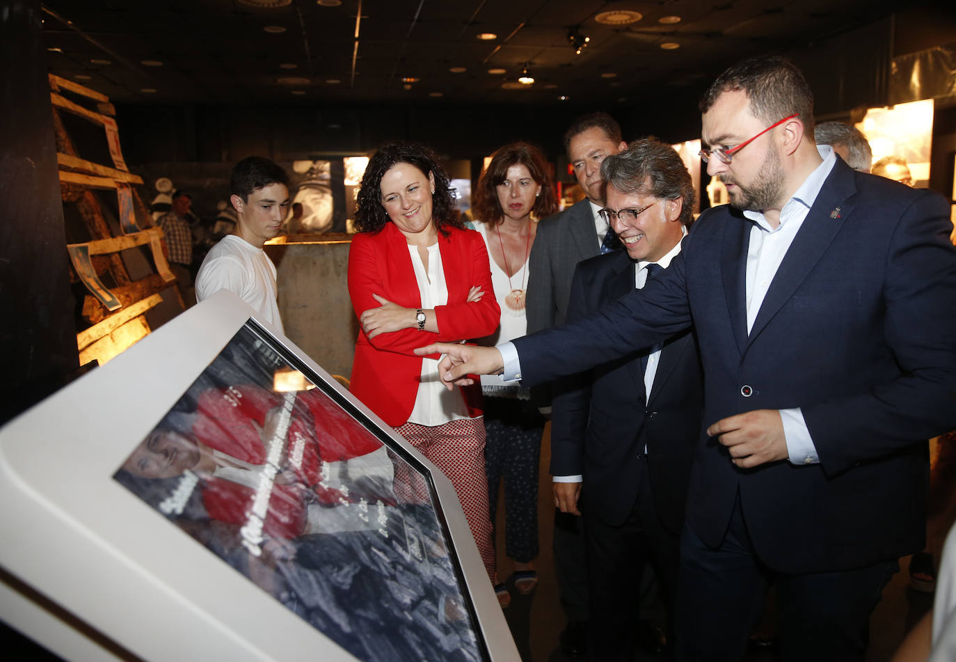 El presidente del Principado, Adrián Barbón, ha visitado la Feria Internacional de Muestras de Asturias que se desarrolla en el ferial Luis Adaro de Gijón. El jefe del Ejecutivo regional ha recorrido distintas exposiciones, entre ellas la de EL COMERCIO, y ha conversado con distintos representantes de la empresa y la sociedad asturianas.