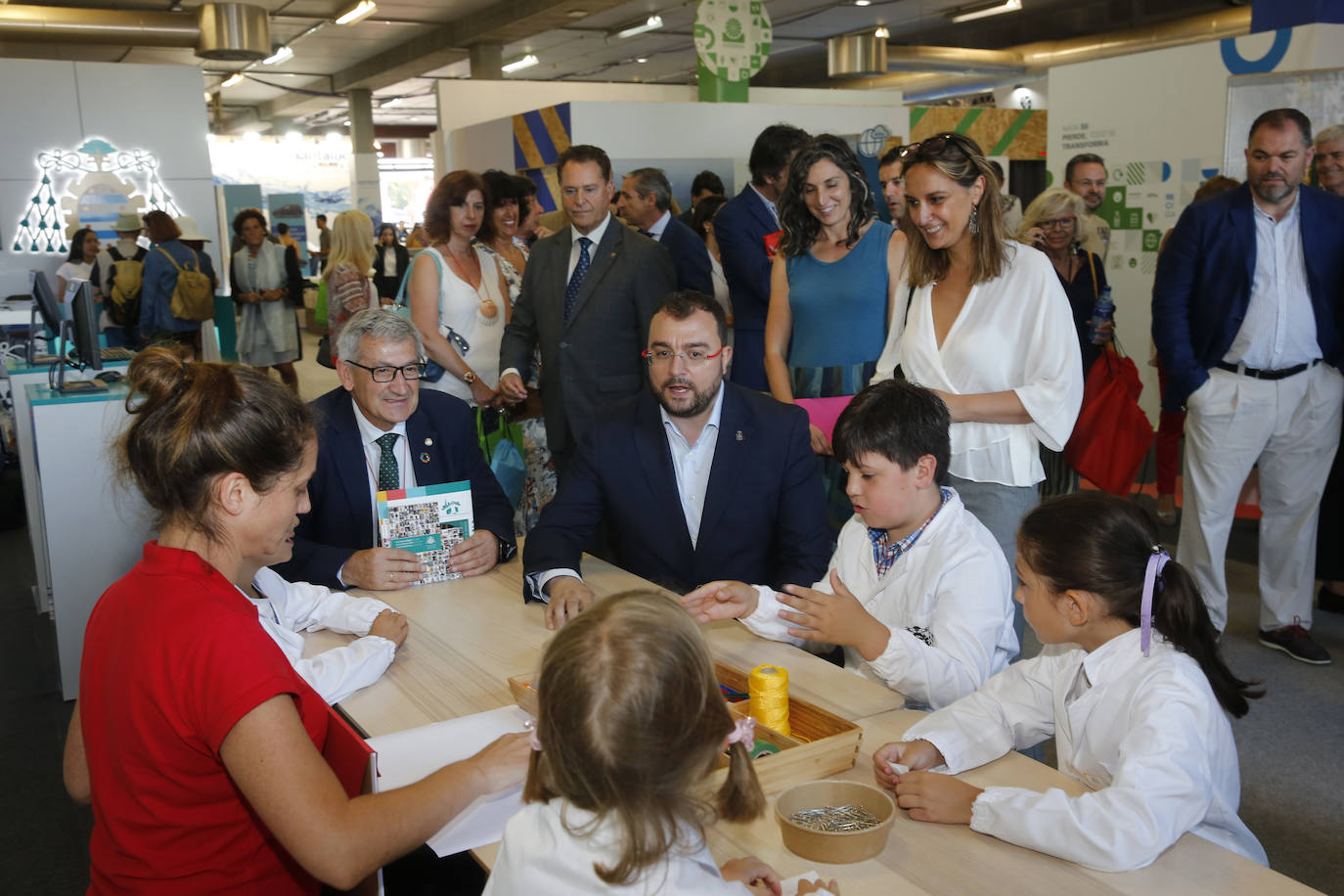 El presidente del Principado, Adrián Barbón, ha visitado la Feria Internacional de Muestras de Asturias que se desarrolla en el ferial Luis Adaro de Gijón. El jefe del Ejecutivo regional ha recorrido distintas exposiciones, entre ellas la de EL COMERCIO, y ha conversado con distintos representantes de la empresa y la sociedad asturianas.