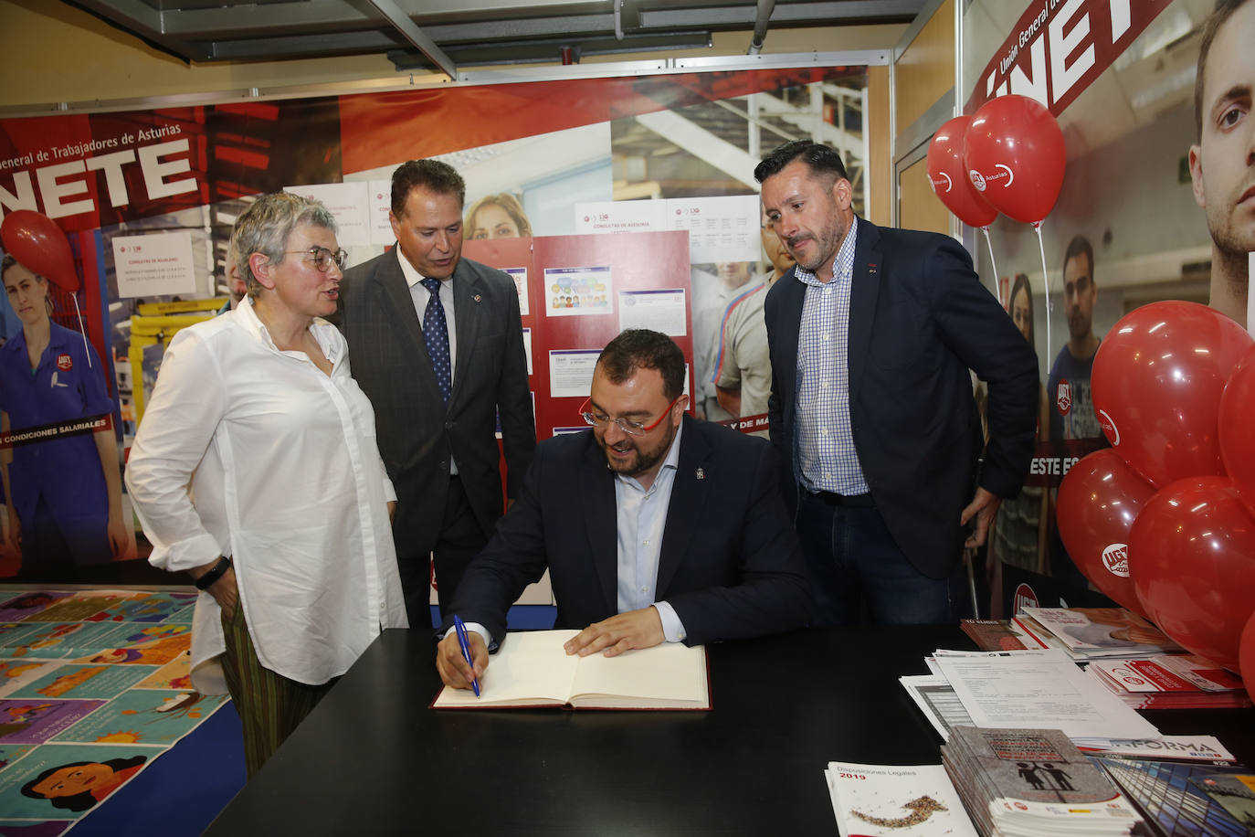 El presidente del Principado, Adrián Barbón, ha visitado la Feria Internacional de Muestras de Asturias que se desarrolla en el ferial Luis Adaro de Gijón. El jefe del Ejecutivo regional ha recorrido distintas exposiciones, entre ellas la de EL COMERCIO, y ha conversado con distintos representantes de la empresa y la sociedad asturianas.