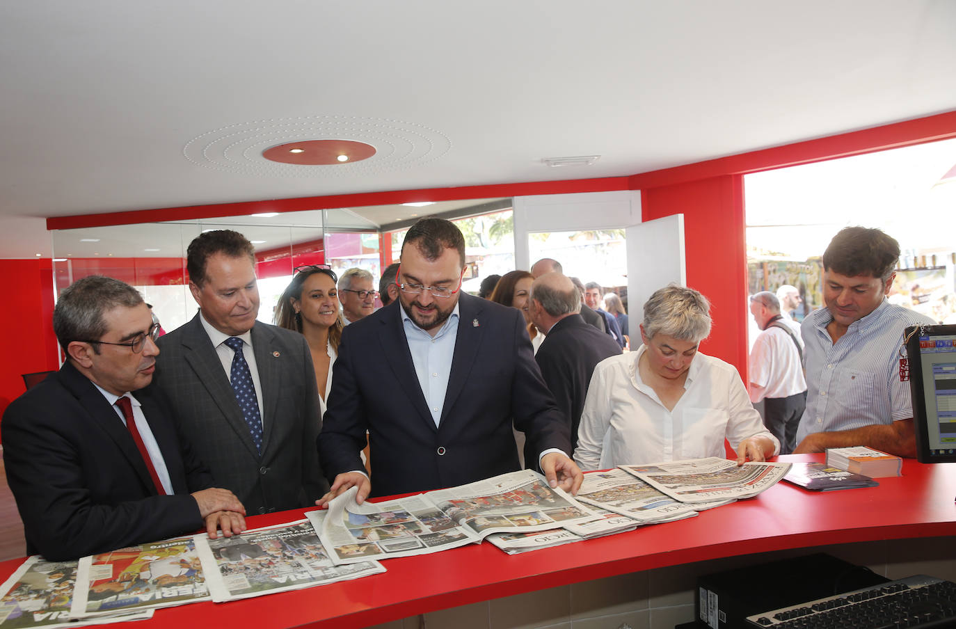 El presidente del Principado, Adrián Barbón, ha visitado la Feria Internacional de Muestras de Asturias que se desarrolla en el ferial Luis Adaro de Gijón. El jefe del Ejecutivo regional ha recorrido distintas exposiciones, entre ellas la de EL COMERCIO, y ha conversado con distintos representantes de la empresa y la sociedad asturianas.
