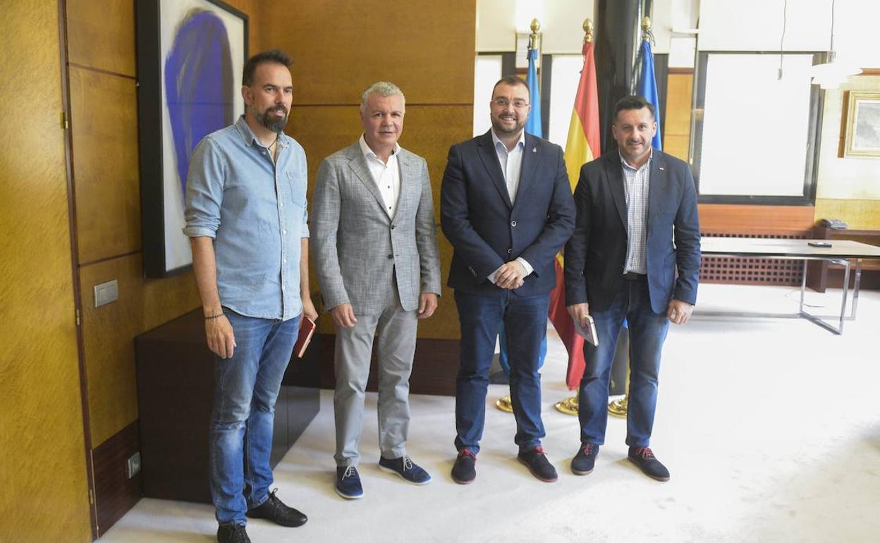 José Manuel Zapico (CC OO), Belarmino Feito (Fade), Adrián Barbón y Javier Fernández Lanero (UGT), al inicio de la reunión.