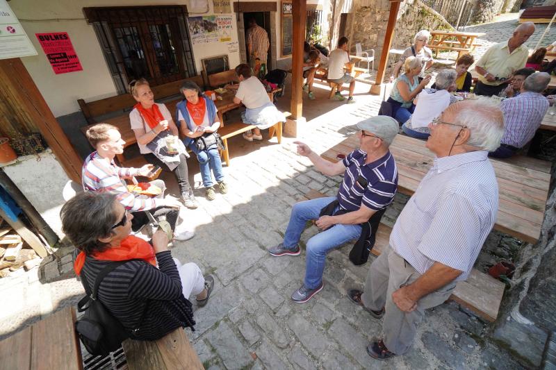 Rosario, procesión, música y baile. Así han celebrado en Bulnes la fiesta de Las Nievas, una cita acompañada del buen tiempo que ha congregado a numerosos vecinos y visitantes de la comarca oriental.