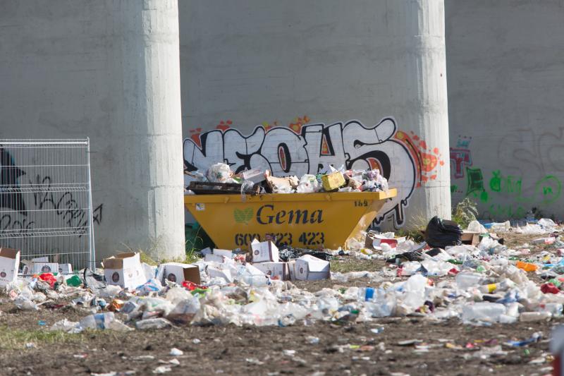 La multitudinaria fiesta del Xiringüelu ha dejado toneladas de basura en el prau Salcéu. Botellas, vasos, y restos de las coloridas casetas que son seña de identidad de la celebración han quedado esparcidos por el campo a la espera de que se retiren, unas labores que ya han comenzado.