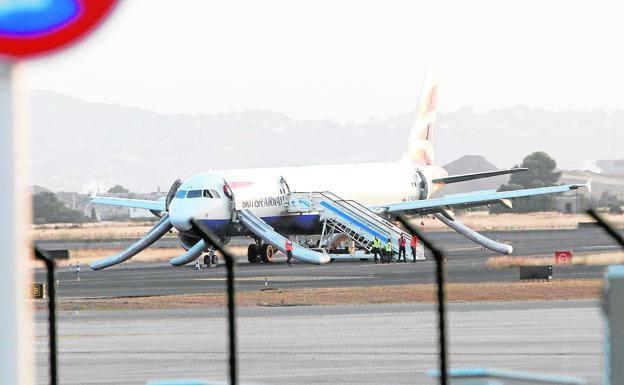 Avión de British Airways, tras el aterrizaje de emergencia en el aeropuerto de Manises. 