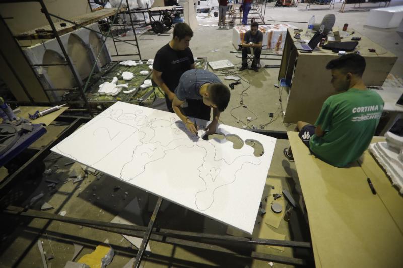 Las peñas de Laviana trabajan sin descanso estos días para ultimar los artilugios que exhibirán en el gran Desfile Folklórico del Nalón, una cita que se celebrará el 17 de agosto y que aspira a ser declarada de Interés Turístico Nacional.