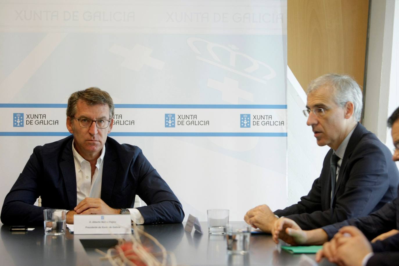 El presidente de la Xunta, Alberto Núñez Feijóo, acompañado del conselleiro de Economía, Empleo e Industria, Francisco Conde, durante la reunión que han mantenido con el comité de empresa de la planta de Alcoa de A Coruña