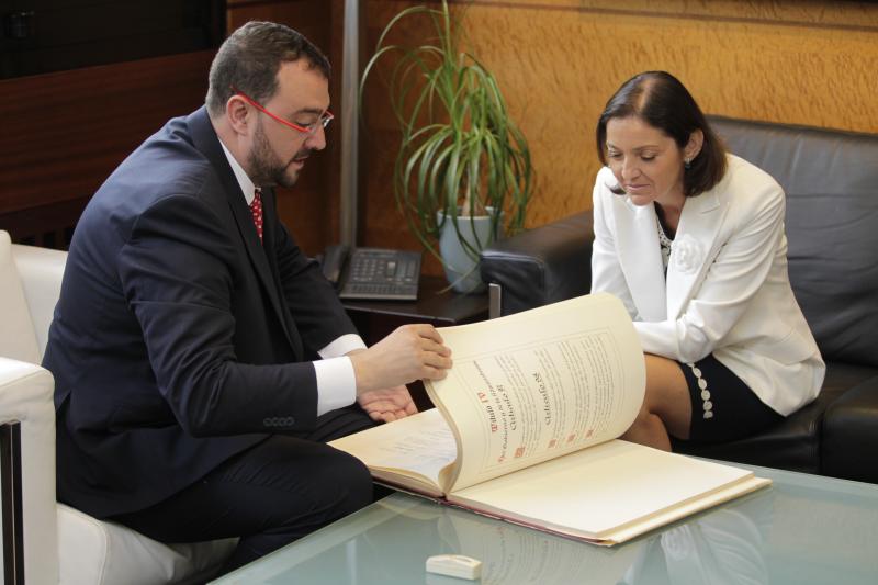 Encuentro con Adrián Barbón en Oviedo, visita a la Feria de Muestras de Asturias en Gijón y reunión con el comité de empresa de Alcoa en Avilés. Así ha sido la visita de la ministra de Industria en funciones Reyes Maroto a Asturias.