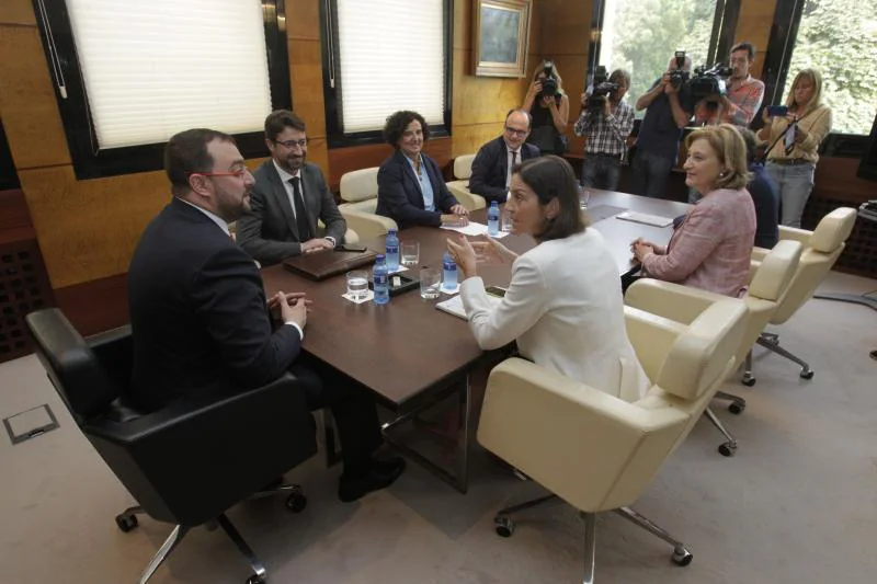 Encuentro con Adrián Barbón en Oviedo, visita a la Feria de Muestras de Asturias en Gijón y reunión con el comité de empresa de Alcoa en Avilés. Así ha sido la visita de la ministra de Industria en funciones Reyes Maroto a Asturias.