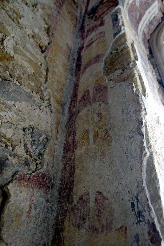 Los trabajos de restauranción de San Miguel de Lillo han sacado a la luz una serie de pinturas del siglo IX que permanecían ocultas. Se trata de decoraciones geométricas que destacan por una sencilla paleta de color, pero que tiene una gran viveza y que destacan por su factura técnica. En el ábside, se ha conseguido recuperar una escena tardomedieval que cuenta con los escudos de las familias Álvarez y Solís.