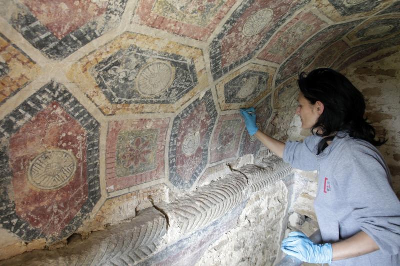 Los trabajos de restauranción de San Miguel de Lillo han sacado a la luz una serie de pinturas del siglo IX que permanecían ocultas. Se trata de decoraciones geométricas que destacan por una sencilla paleta de color, pero que tiene una gran viveza y que destacan por su factura técnica. En el ábside, se ha conseguido recuperar una escena tardomedieval que cuenta con los escudos de las familias Álvarez y Solís.