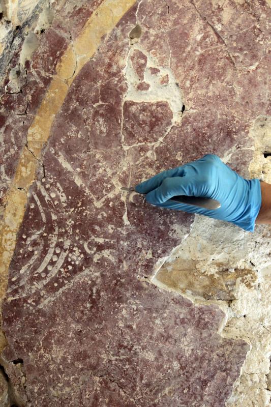 Los trabajos de restauranción de San Miguel de Lillo han sacado a la luz una serie de pinturas del siglo IX que permanecían ocultas. Se trata de decoraciones geométricas que destacan por una sencilla paleta de color, pero que tiene una gran viveza y que destacan por su factura técnica. En el ábside, se ha conseguido recuperar una escena tardomedieval que cuenta con los escudos de las familias Álvarez y Solís.