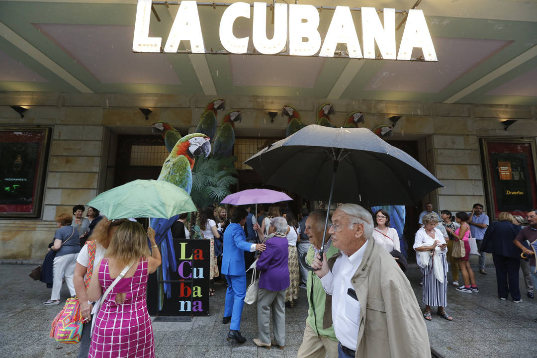La compañía catalana consiguió una vez más divertir en el estreno de su espectáculo en el Jovellanos. 'Adiós Arturo' estará presente en la ciudad hasta el día 18 para aquellos que quieran disfrutar de una función llena de optimismo y vitalidad.