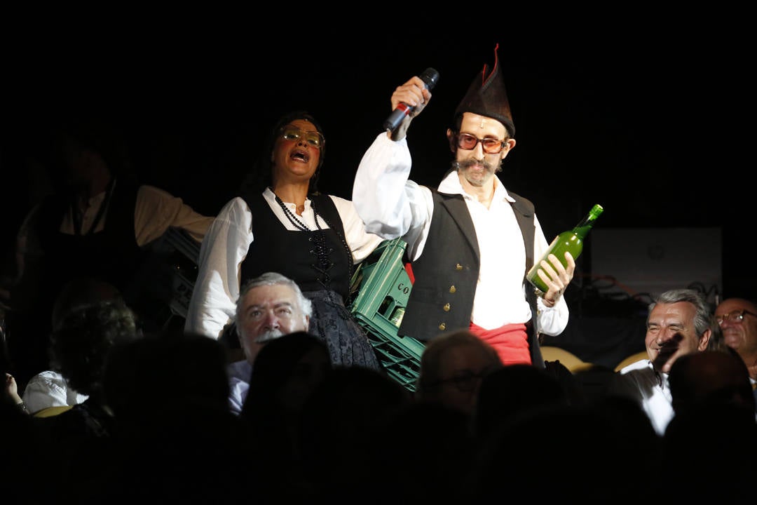 La compañía catalana consiguió una vez más divertir en el estreno de su espectáculo en el Jovellanos. 'Adiós Arturo' estará presente en la ciudad hasta el día 18 para aquellos que quieran disfrutar de una función llena de optimismo y vitalidad.