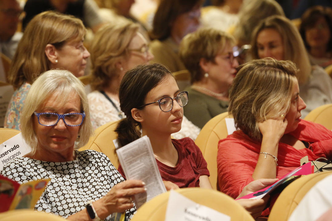 La compañía catalana consiguió una vez más divertir en el estreno de su espectáculo en el Jovellanos. 'Adiós Arturo' estará presente en la ciudad hasta el día 18 para aquellos que quieran disfrutar de una función llena de optimismo y vitalidad.