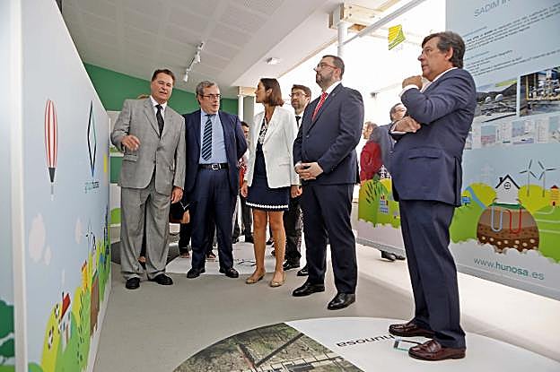 Maroto charla con Félix Baragaño y Gregorio Rabanal en el estand de Hunosa. :: FOTOS: ARNALDO GARCÍA