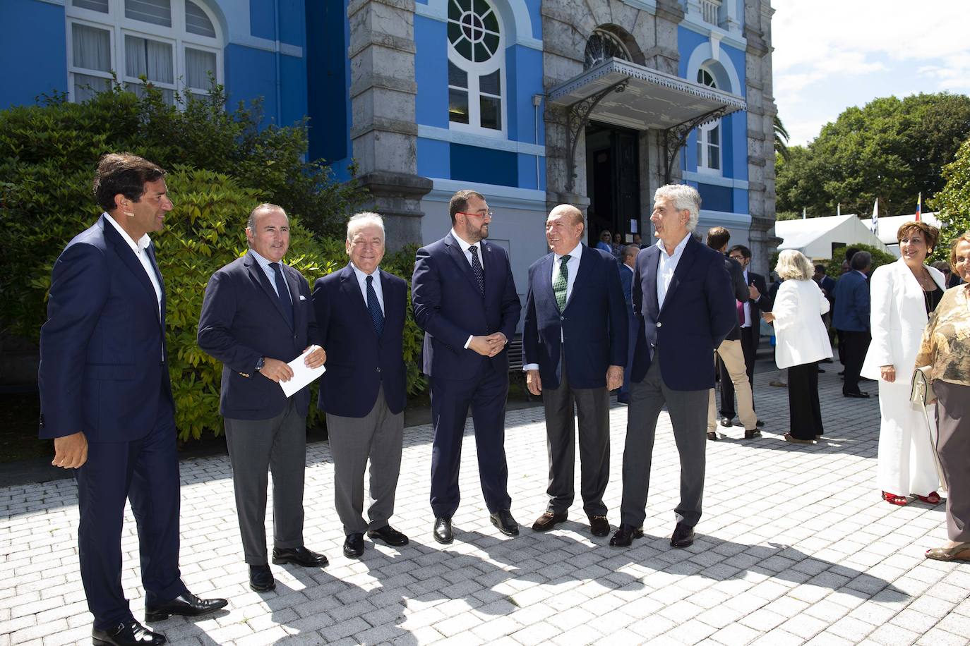 El Museo de la Emigración de Colombres ha acogido un Encuentro Hispano Americano en el que representantes de la política, la empresa y la cultura de aquí y de allá han subrayado las intensas relaciones económicas que a lo largo de la historia han mantenido Asturias y América Latina. Además del presidente del Principado, Adrián Barbón, entre los asistentes se encontraba la embajadora de México en España, Roberta Lajous.