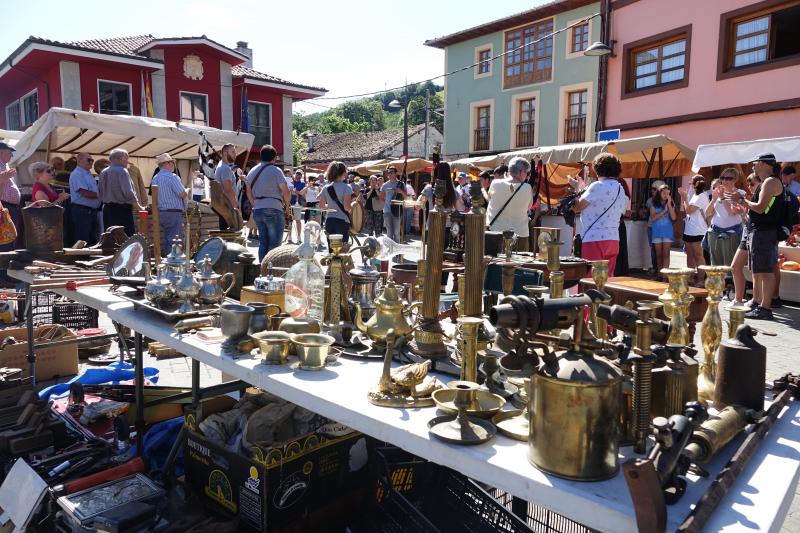 Benia de Onís celebra una nueva edición del Mercáu Asturianu de los años veinte, una cita que permite acercarse a las costumbres y oficios tradicionales, como el de las hilanderas o el trabajo de la madera.