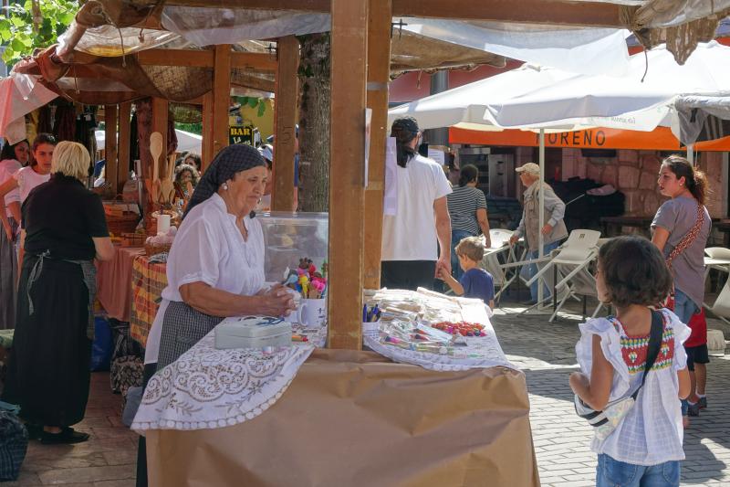 Benia de Onís celebra una nueva edición del Mercáu Asturianu de los años veinte, una cita que permite acercarse a las costumbres y oficios tradicionales, como el de las hilanderas o el trabajo de la madera.