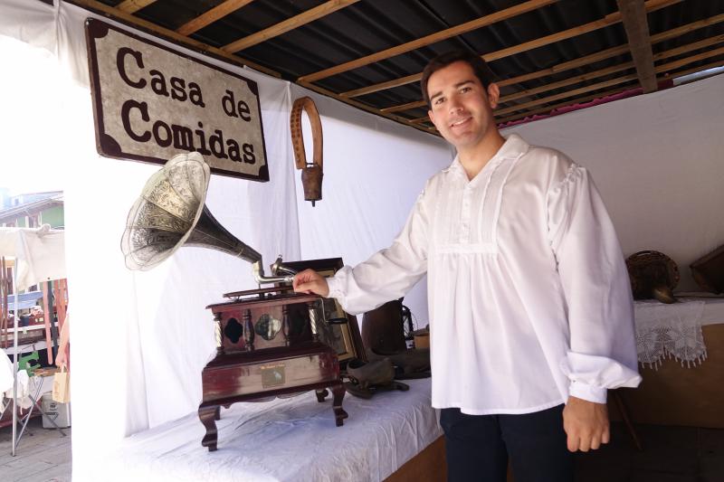 Benia de Onís celebra una nueva edición del Mercáu Asturianu de los años veinte, una cita que permite acercarse a las costumbres y oficios tradicionales, como el de las hilanderas o el trabajo de la madera.