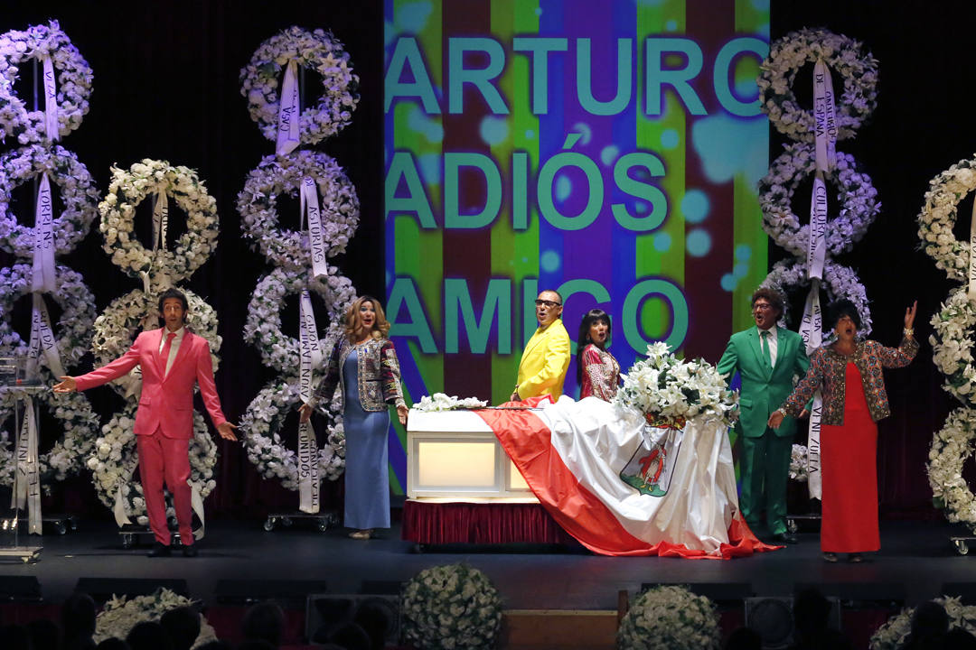 La compañía catalana consiguió una vez más divertir en el estreno de su espectáculo en el Jovellanos. 'Adiós Arturo' estará presente en la ciudad hasta el día 18 para aquellos que quieran disfrutar de una función llena de optimismo y vitalidad.