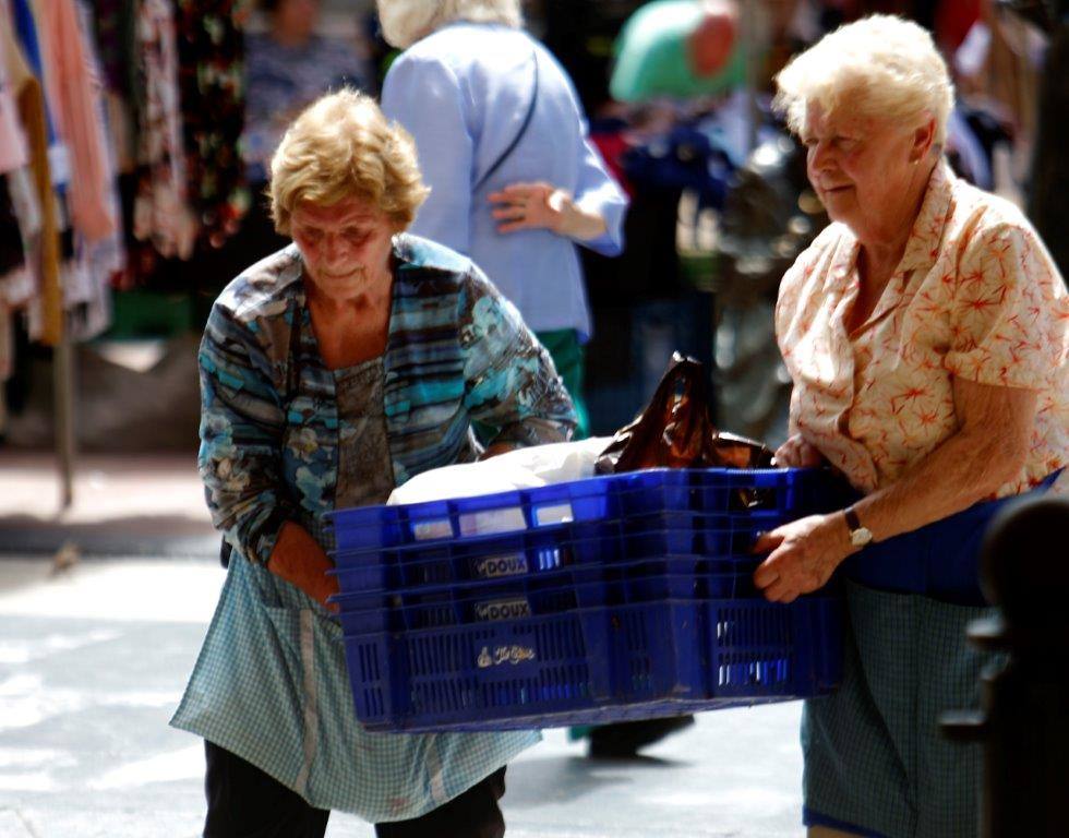 Un baño en la playa para combatir el calor en Gijón