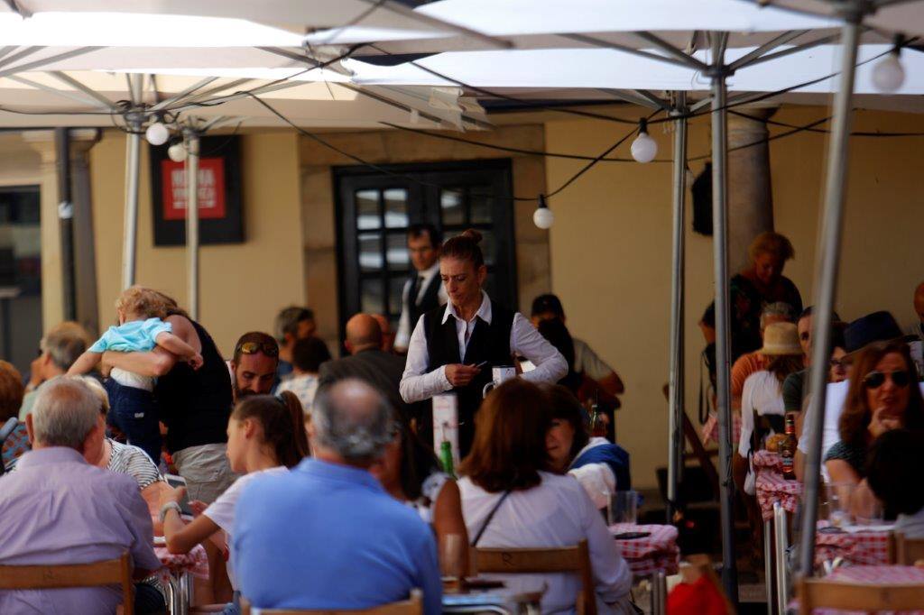 Un baño en la playa para combatir el calor en Gijón