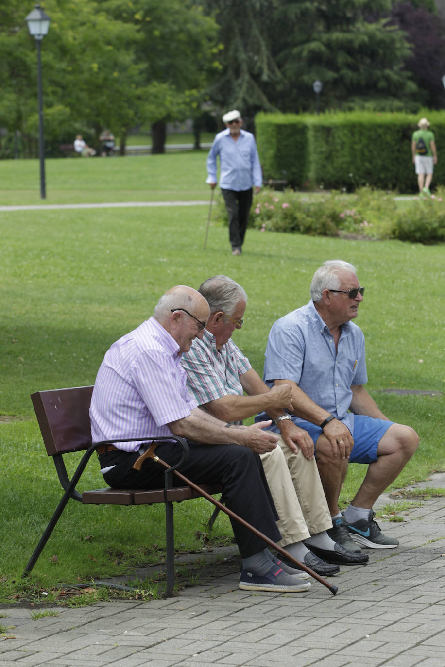 Un baño en la playa para combatir el calor en Gijón
