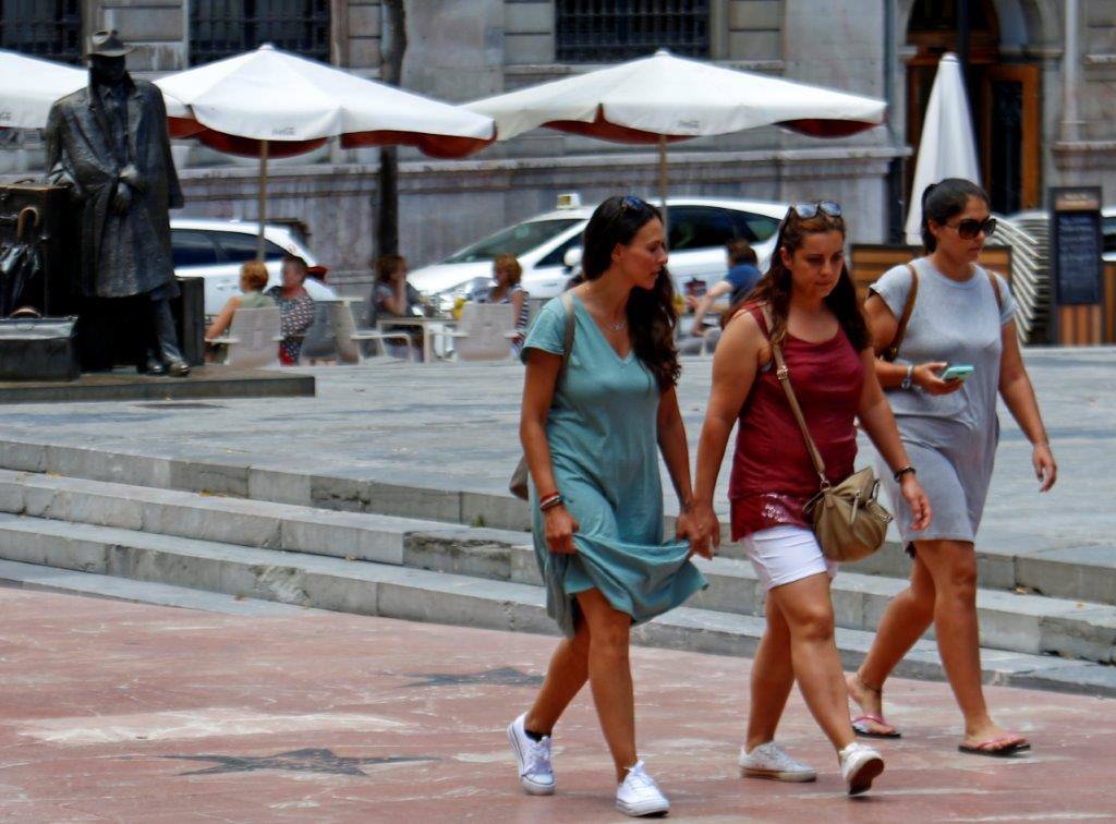 Un baño en la playa para combatir el calor en Gijón